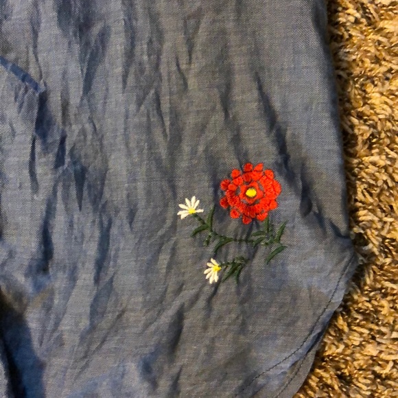 Embroidered button down top - Picture 3 of 4